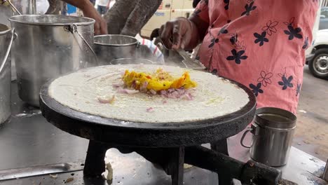 Primer-Plano-De-4-K-De-Hacer-Humeante-&#39;dosa&#39;-En-Una-Sartén-De-Hierro-Fundido