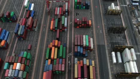 Vista-Aérea-De-Contenedores-Intermodales-Industriales-Apilados-En-El-Muelle-Sur-Del-Callao-En-Lima,-Perú