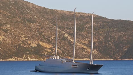 Riesige-Superyacht,-Die-An-Der-Küste-Von-Kefalonia,-Griechenland,-Segelt-–-Weitwinkelaufnahme