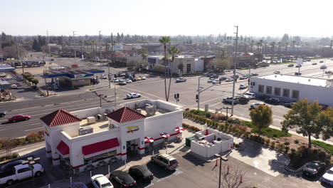 Restaurante-De-Hamburguesas-In-n-out-En-Visalia,-California,-órbita-Aérea