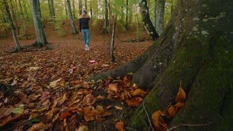 Junger-Dummer-Kerl-Wirft-Getränkedosen-Eine-Nach-Der-Anderen-In-Die-Natur,-Gyllebo,-Skåne,-Schweden-–-Statische-Totalaufnahme