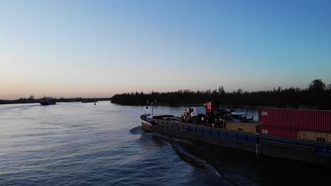 Frachtschiff-Segelt-über-Den-Fluss-Oude-Maas-In-Den-Niederlanden