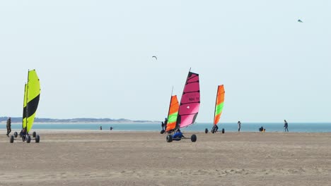 Menschen-Auf-Blowkarts-Am-Strand-Von-Brouwersdam,-Zeitlupe,-Niederlande