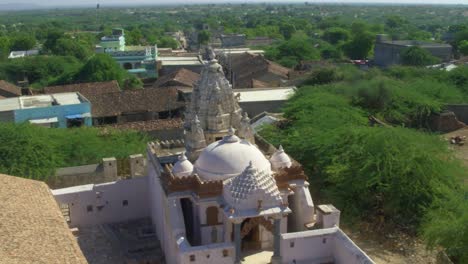 Vista-Aérea-Del-Templo-Del-Bazar-Nagarparkar-Con-Pájaros-Volando-Desde-La-Torre