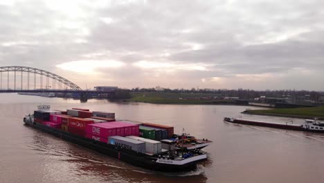 Dolly-De-Círculo-Aéreo-De-Buque-De-Carga-Excelsior-Y-Barcazas-Que-Transportan-Contenedores-De-Carga-En-El-Río-Noord-Con-Crezeepolder-En-Segundo-Plano.