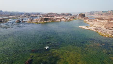 Hermosa-Toma-De-Reenvío-De-Drones-Sobre-El-Río-Narmada-En-Vadodara,-India