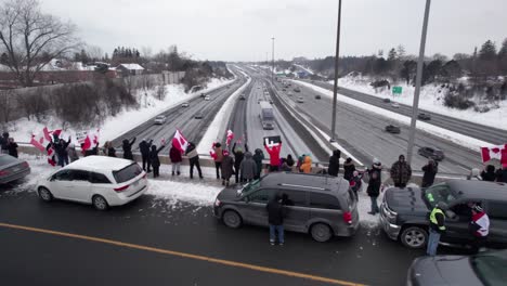 Manifestantes-De-La-Manifestación-Por-La-Libertad-De-Pie-En-El-Borde-Del-Concurrido-Puente-De-La-Carretera