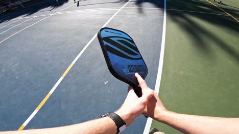 Jugador-De-Pickleball-Sirviendo-La-Pelota-En-La-Cancha-Al-Aire-Libre