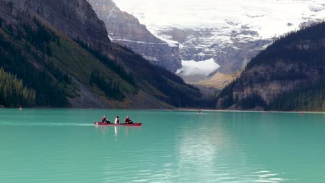 Gemütliches-Kanufahren-Von-Links-Nach-Rechts-Auf-Dem-Lake-Louise,-Banff,-Alberta,-Kanada