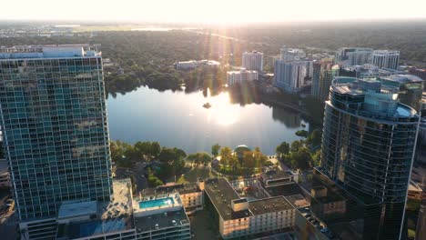 4K-Drohnenclip-Aus-Der-Luft,-Der-Durch-Gebäude-Schwenkt-Und-Den-Lake-Eola-Park-In-Der-Innenstadt-Von-Orlando,-Florida,-Freigibt