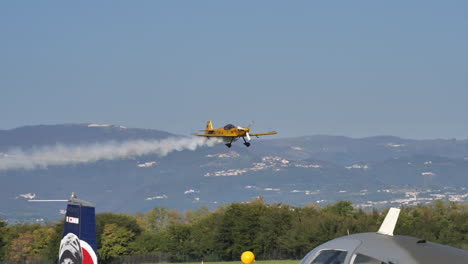 Kunstflugflugzeug-Mudry-Cap-230-Startet-Auf-Der-Flugschau-In-Thiene,-Italien