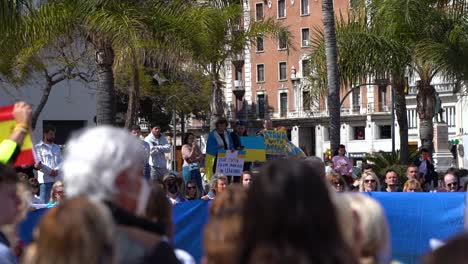 Visión-A-Largo-Plazo-De-Los-Manifestantes-Sosteniendo-Carteles-En-La-Manifestación-Contra-La-Guerra-En-Ucrania