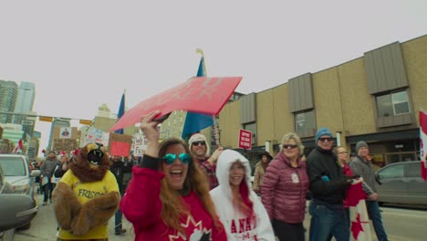 Multitud-Pasando-Por-Calgary-Protesta-En-Cámara-Lenta-5-De-Febrero-De-2022