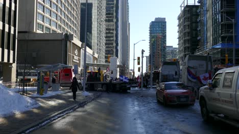 Camiones-Y-Manifestantes-Bloquean-La-Intersección-De-Calles-Durante-Las-Protestas-Contra-El-Convoy-De-Vacunas-Tituladas-&quot;convoy-De-La-Libertad&quot;-En-Ottawa,-Ontario,-Canadá,-El-30-De-Enero-De-2022