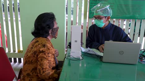 Paciente-En-Consulta-De-Salud-Con-El-Médico-Antes-De-La-Inyección-De-La-Vacuna-Covid