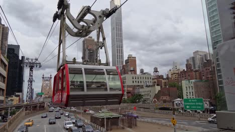 Roosevelt-Island-Tramway-Fährt-In-Den-Bahnhof-Ein,-August-2021-New-York-City