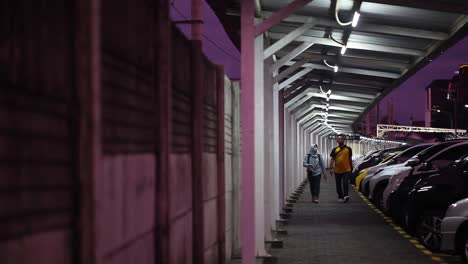 Yogyakarta,-Indonesia---21-De-Enero-De-2022:-Una-Pareja-Joven-Caminando-En-Un-Pasillo-Solitario-Por-La-Noche