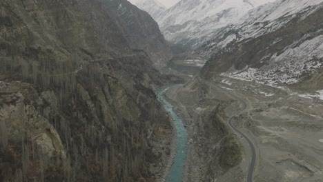 Antena-Sobre-Agua-De-Río-De-Color-Turquesa-En-El-Valle-De-Hunza