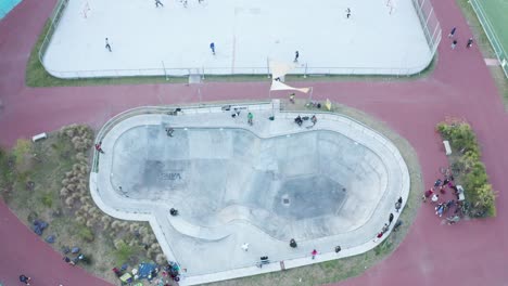 Eine-Nahaufnahme-Eines-Skateboardparks,-Aufgenommen-Aus-Der-Luft