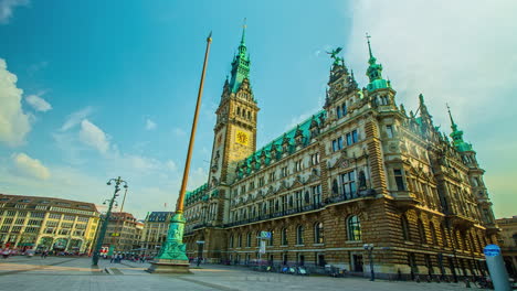 Toma-De-Lapso-De-Tiempo-Del-Histórico-Ayuntamiento-De-Hamburgo-Y-Gente-Caminando-En-La-Plaza-Durante-La-Luz-Del-Sol,-Alemania