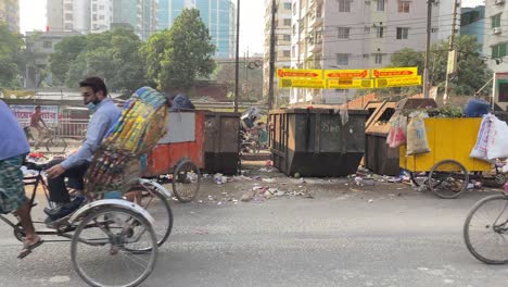 Patio-De-Vertedero-De-Basura-Urbana-Al-Lado-De-La-Carretera-Con-Vehículo-Tradicional