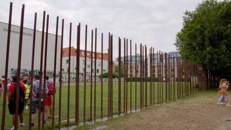 Caminando-Junto-A-Los-Turistas-En-El-área-Del-Antiguo-Muro-De-Berlín-Que-Es-Un-Monumento-Conmemorativo