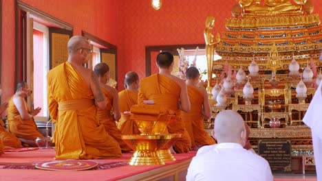 Ordinationszeremonie-Im-Buddhistischen-Thailändischen-Mönchsritual-Für-Den-Wechsel-Vom-Mann-Zum-Mönch-Bei-Der-Ordinationszeremonie-Im-Buddhistischen-In-Thailand