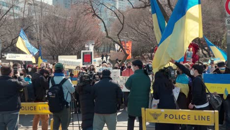 Ukrainische-Diaspora-Der-Stadt-Seoul-Protestiert-Vor-Der-Russischen-Botschaft-Gegen-Den-Krieg-In-Der-Ukraine,-Gefilmt-Von-Koreanischen-Nachrichtensendern