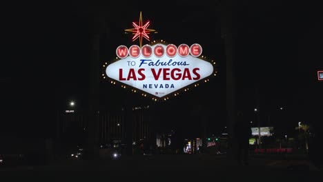 4k-Bienvenido-Al-Letrero-De-Neón-De-Las-Vegas-En-El-Centro-De-La-Ciudad-Con-Luces-Nocturnas