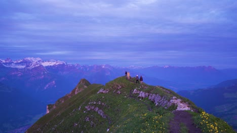 Wanderer-Auf-Dem-Augstmatthorn-Bergweg-Mit-Herrlichem-Panoramablick