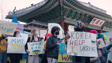 Ucranianos-Protestando-Contra-La-Invasión-Rusa-En-Corea-Del-Sur-Frente-Al-Templo-Coreano