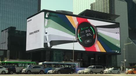 Samsung-Galaxy-Watch-4-Anuncio-En-Pantalla-De-Cartelera-Digital-Masiva-En-Sttown-Coex-Artium-En-El-Distrito-De-Gangnam-De-Seúl,-Autos-En-Un-Atasco-De-Tráfico