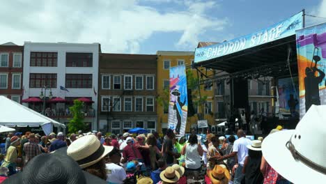 Multitud-En-El-Escenario-Chevron-French-Quarter-Fest-Nueva-Orleans