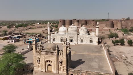 Luftaufnahme-Der-Abbasi-Jamia-Shahi-Qila-Moschee-Derwar