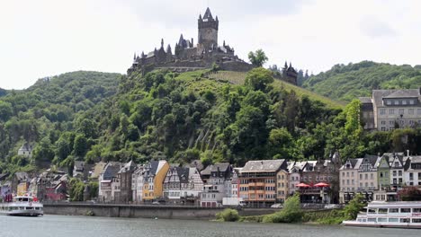 El-Reichsburg-Se-Eleva-Sobre-La-Ciudad-De-Cochem,-Alemania-En-Un-Soleado-Día-De-Primavera