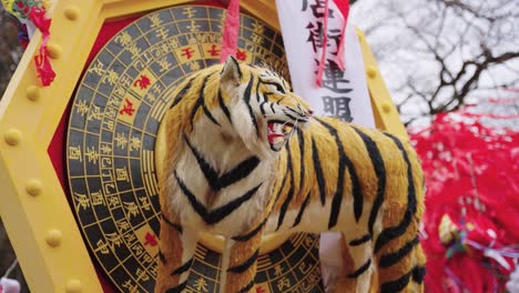 Carroza-Del-Año-Del-Tigre-Mikoshi-En-Exhibición-En-El-Festival-Sagicho-Matsuri