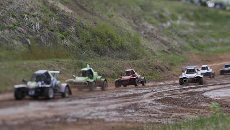 Competencia-De-Buggy-En-Una-Pista-De-Grava,-Luchando-Por-El-Primer-Lugar-Participando-En-La-Competencia