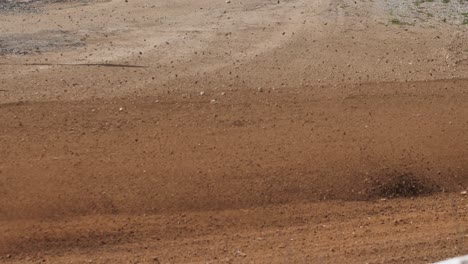 Competencia-De-Buggy-En-Una-Pista-De-Grava,-Luchando-Por-El-Primer-Lugar-Participando-En-La-Competencia