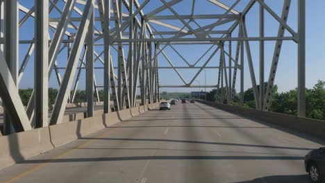 Viajando-Bajo-Un-Puente-De-Acero-En-Chicago,-Illinois-En-I94