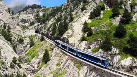 Antena:-Tren-Cremallera-Que-Recorre-Un-Valle-Verde-En-Primavera