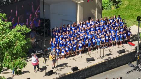 Children-sing-in-concert-in-USA