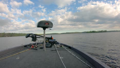 Parte-Delantera-Del-Barco-De-Pesca-De-Lubina-Mientras-Flota-En-La-Bahía-Wakemup-Del-Lago-Vermilion-En-Un-Día-Nublado-De-Verano-En-El-Norte-De-Minnesota