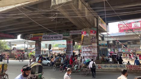 Busy-streets-with-people-walking-and-rickshaw-traffic-in-Dhaka,-Bangladesh