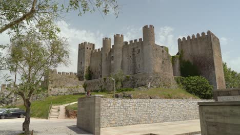 Burg-Von-Óbidos-Mit-Wehrturm-An-Einem-Sonnigen,-Hellen-Tag