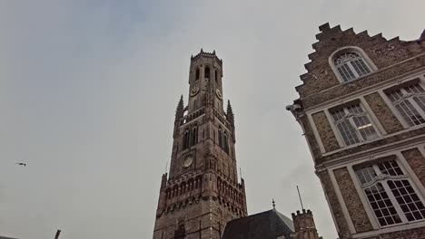 La-Torre-Más-Llamativa-De-Brujas,-Campanario-Y-Carillón,-Protegido-Como-Patrimonio-De-La-Humanidad