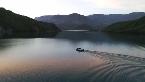 Gente-En-Un-Bote-En-El-Lago-Bovilla-En-Albania