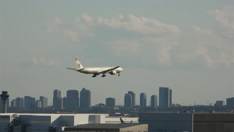 Schwenkaufnahme-Eines-Etihad-Flugzeugs,-Das-Auf-Dem-Internationalen-Flughafen-Pearson-Landet