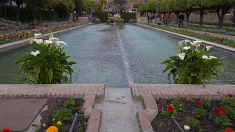 Inclinación-Lenta-Hacia-Arriba-Sobre-La-Fuente-De-Agua-En-Los-Jardines-Del-Alcazar-En-Córdoba,-España