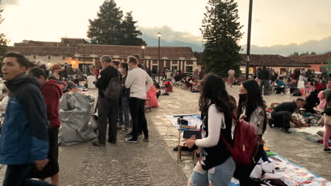 Menschen,-Die-Auf-Dem-Indigenen-Markt-In-San-Cristobal-Spazieren-Gehen