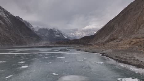 El-Hermoso-Lago-Attabad-Está-En-El-Valle-De-Hunza